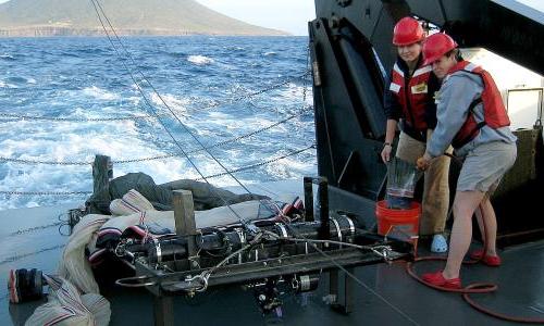 两名NOAA渔业617888九五至尊娱乐家在维尔京群岛的一艘研究船上