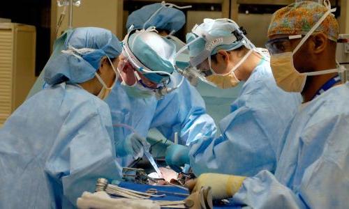 五个医生正在给一个病人做手术. 