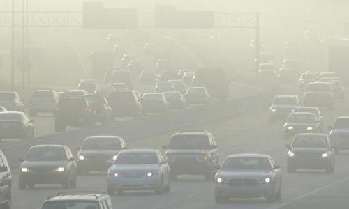高速公路上的汽车被雾霾笼罩.